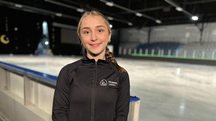 Une adolescente dans un aréna.