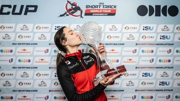 Courtney Sarault embrasse son trophée.