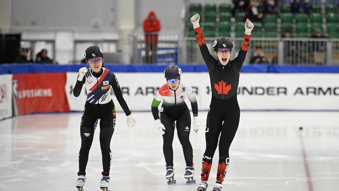 Courtney Charlong célèbre sa victoire sur la glace.