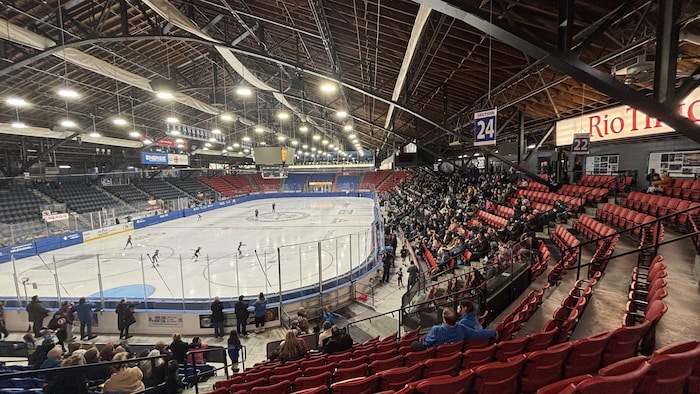 La glace et les estrades du Centre George-Vézina.