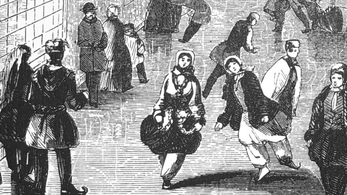 Un gros plan d'une gravure remontant à 1856 montre des patineuses portant toute une robe retroussée sur les genoux, portée sur des pantalons bouffants, qui semble bien pratique pour le patin