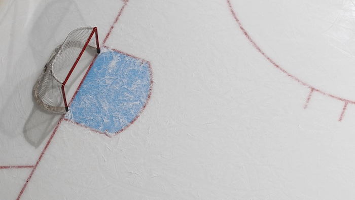 Un filet de hockey sur une patinoire. Image générique, neutre.