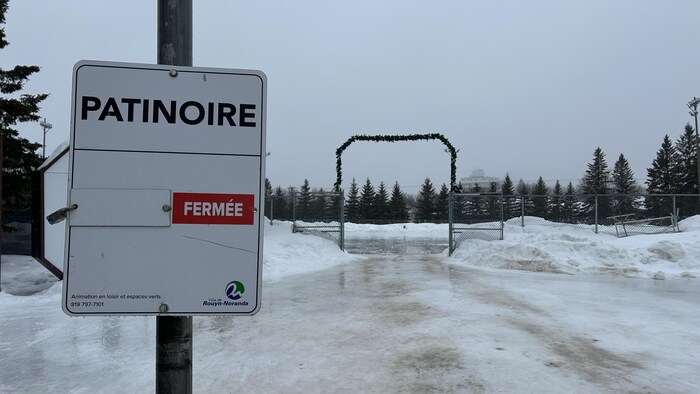 Une affiche indiquant que la patinoire est fermée.