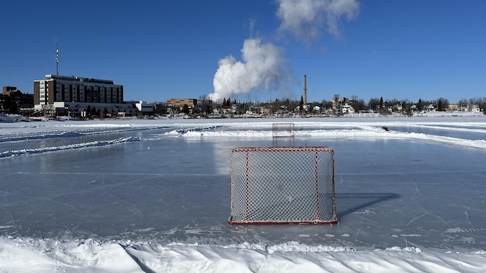 Deux buts de hockey sur l'anneau de glace près de l'Hôpital et d'un aréna sur le lac Osisko.