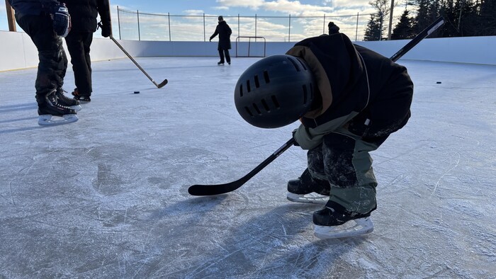 Un enfant joue au hockey.