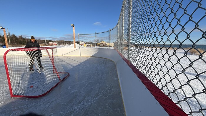 Un but de hockey sur la patinoire.