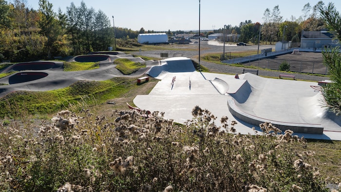 À l'avant-plan, les deux nouveaux aménagements et la patinoire au fond.