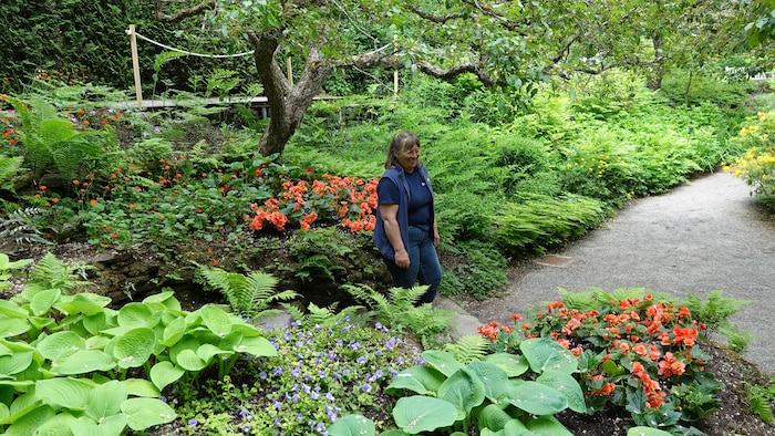 Patricia Gallant dans un jardin.