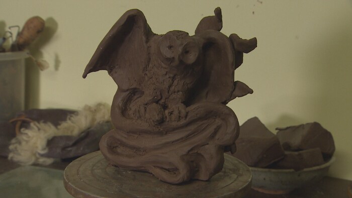 Une maquette d'un harfang des neiges qui vient d'attraper un petit lemming