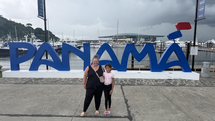 Patricia Zuccala et sa fille Liana posent devant des grandes lettres qui forment le mot Panama.