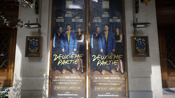 Deux affiches de pièce de théâtre sont affichées sur des portes.