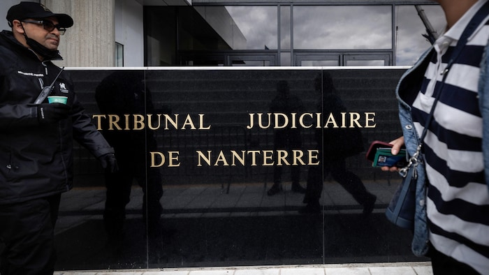 Un agent de sécurité devant le tribunal de Nanterre.