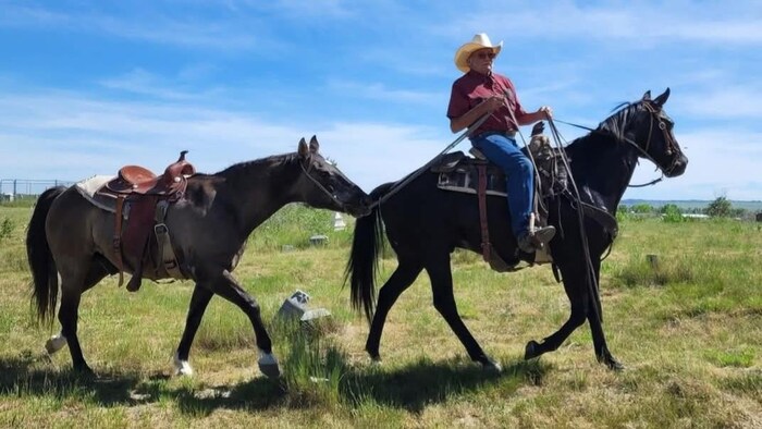 Un homme menant un cheval.