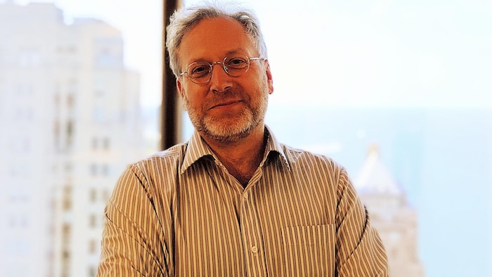 Un professeur universitaire souriant.