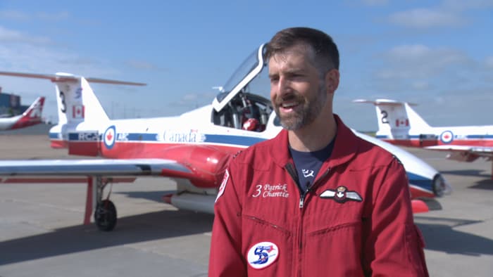 Le pilote au sein des Snowbirds Patrick Charette devant des avions CT-144 Tutor à l'aéroport international d'Edmonton le 15 juillet 2026.