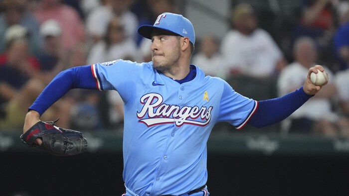 Le lanceur Patrick Corbin qui effectue un tir dans l’uniforme bleu poudre des Rangers du Texas.
