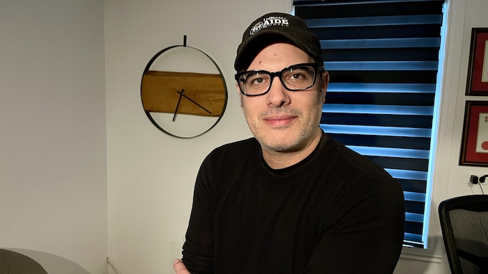 Patrick Desbiens pose devant la caméra.