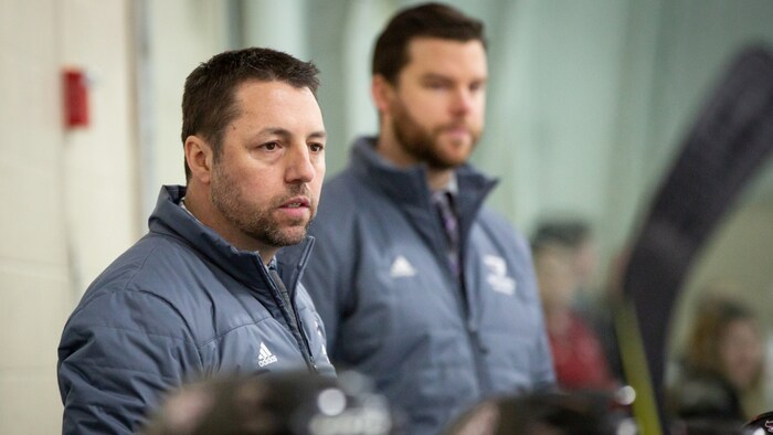 Patrick Grandmaître derrière le banc des Gee-Gees.