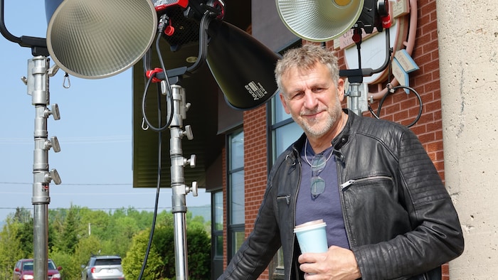 Patrick Huard devant des équipements de tournage à Gesgapegiag.