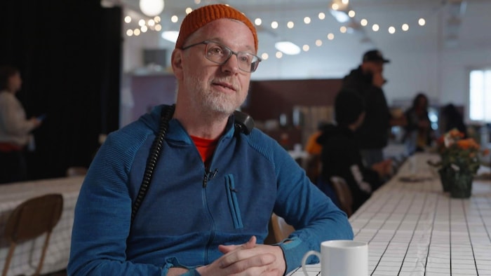 Patrick Kearney assis à un comptoir.