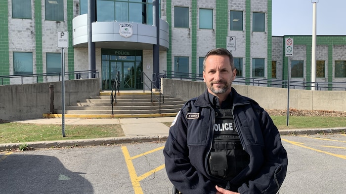 L’agent relationniste au Service de police de la Ville de Gatineau, Patrick Kenney devant le quartier général de la police de Gatineau.