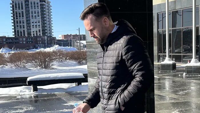 Patrick Lemerise sort du palais de justice.