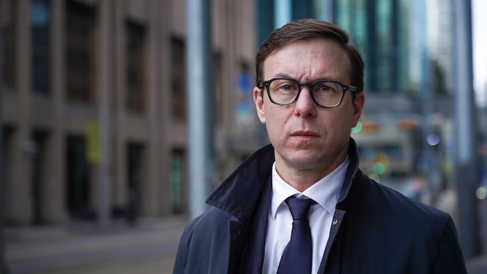 Une personne au centre-ville d'Edmonton.