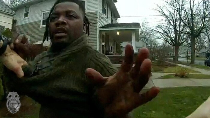 Une vidéo corporelle du policier qui a tué Patrick Lyoya, qui a les bras en l'air, montre qu'il l'a attrapé par le chandail lors de sa tentative pour l'immobiliser.