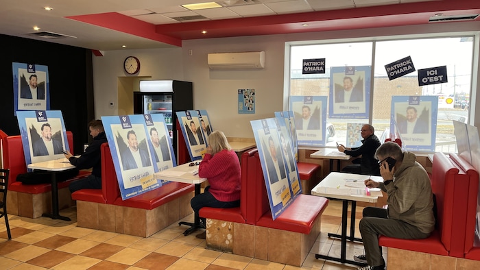 Des bénévoles dans un section de campagne.