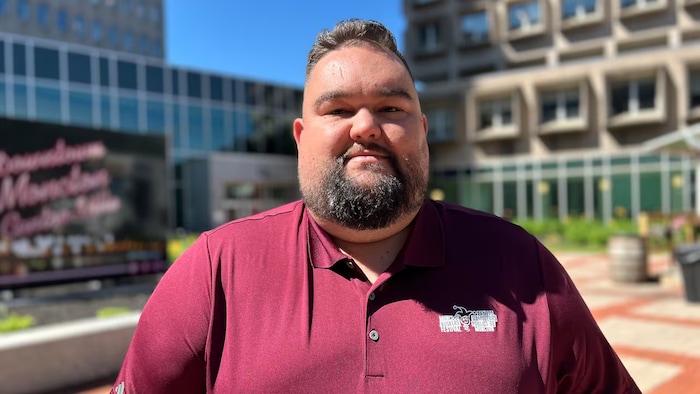 Patrick Richard à l'extérieur devant l'hôtel de ville.