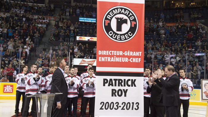 Les Remparts de Québec ont honoré Patrick Roy en hissant une bannière à son nom au plafond du Colisée Pepsi le 26 mai 2015