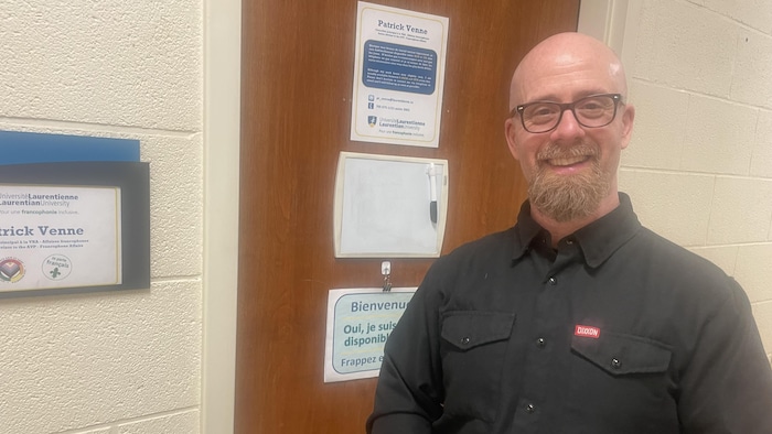 Patrick Venne devant la porte de son bureau à l’Université Laurentienne.