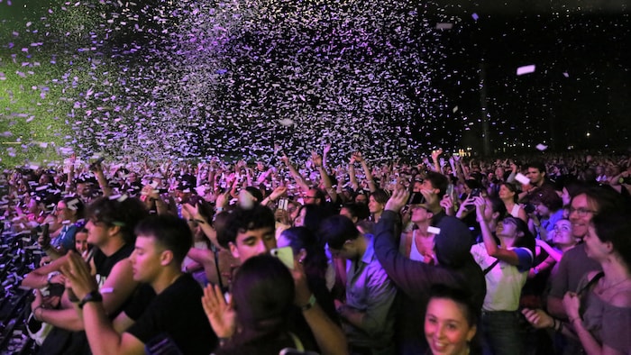 Une foule et des confettis.