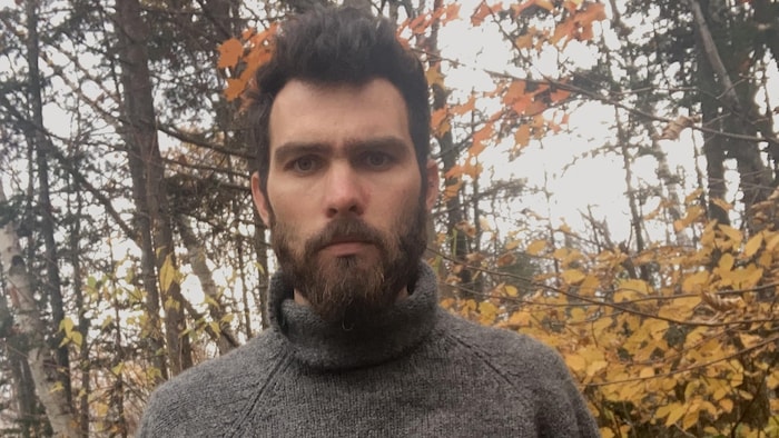 Patrick Weldon dans une forêt automnale.