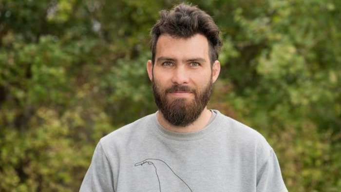 Patrick Weldon devant une forêt