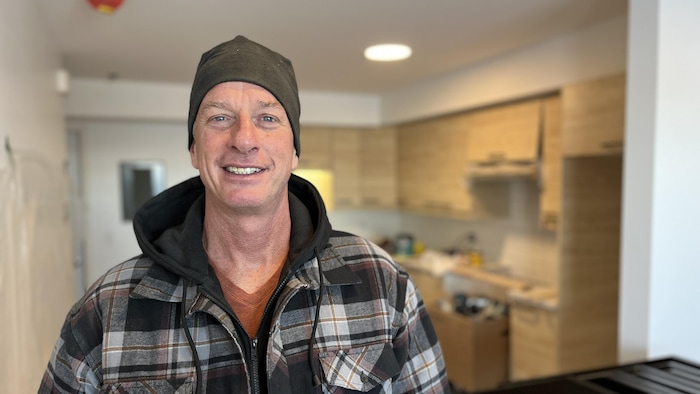 Portrait de Patrick York, dans une cuisine en construction, en février 2023 à Kuujjuaq.