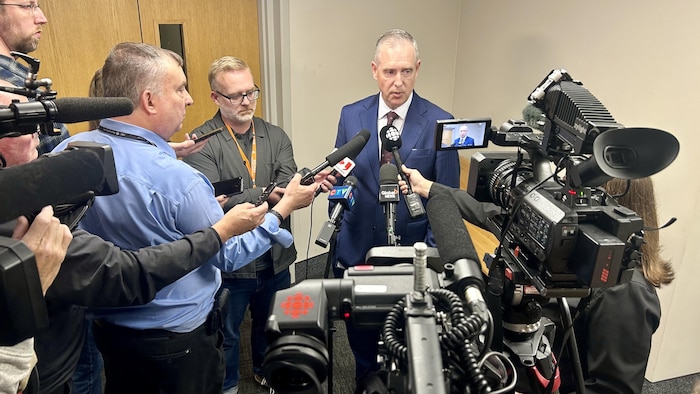 Patrick Young, le procureur de la Couronne en point de presse au palais de justice de Truro.