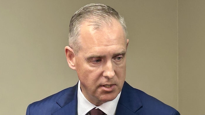 Patrick Young répondant aux questions des journalistes.