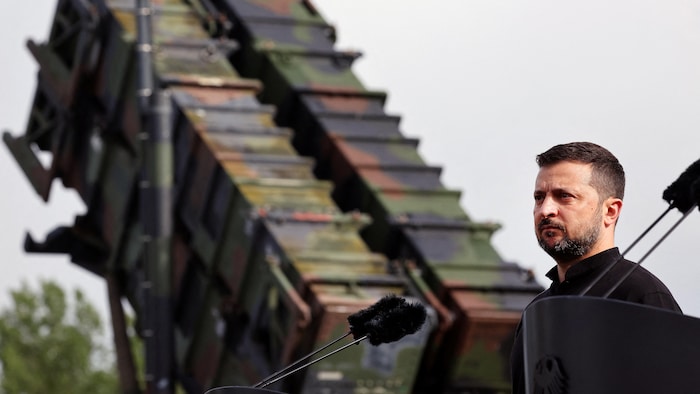 Volodymyr Zelensky devant un lance-missile. zelensky signs agreement special court