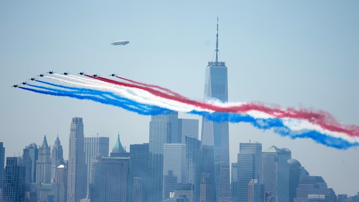 Des avions volent en escadrille. En arrière-plan, les immeubles de la ville de New York.