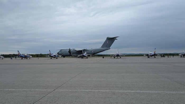 Des avions sur un tarmac.