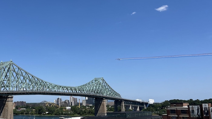 Les avions de la Patrouille de France volent au-dessus du pont Jacques-Cartier à Montréal.