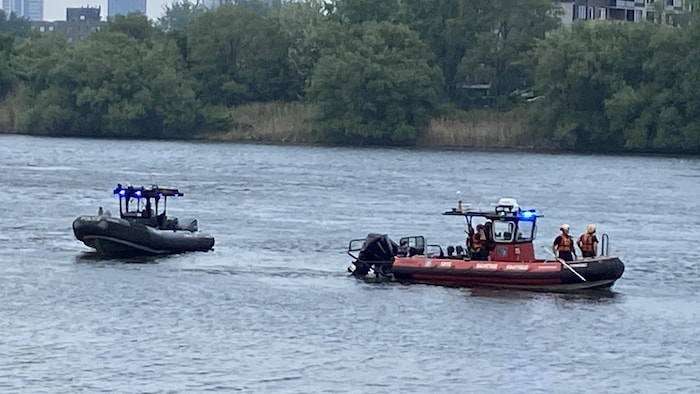 Des bateaux patrouillent sur l'eau.