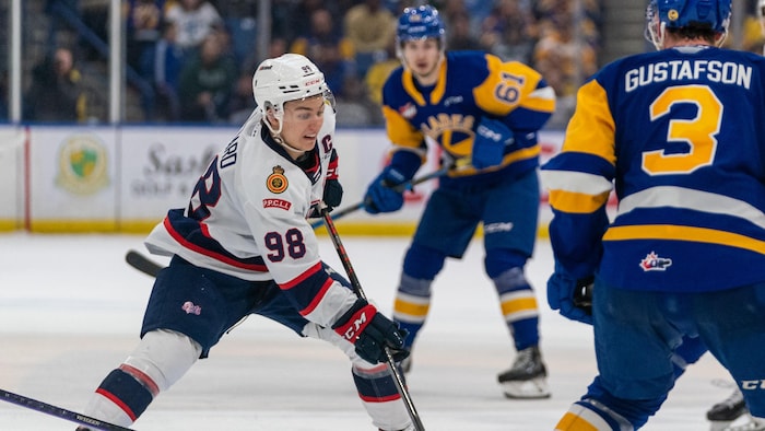 Le joueur des Pats de Regina, Connor Bedard, contre les Blades de Saskatoon le 31 mars 2023.