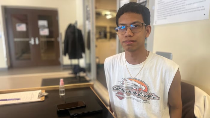 Un étudiant est assis derrière un bureau dans les locaux de l'Université du Yukon à Whitehorse.