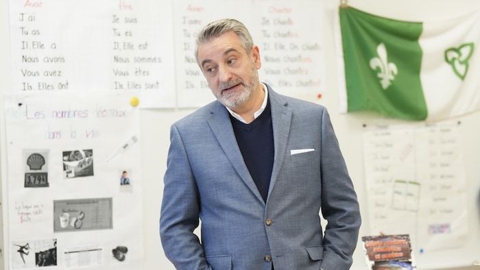 Paul Calandra dans une classe de l'École catholique Pape-François à Stouffville, en Ontario, le 2 mai 2025.