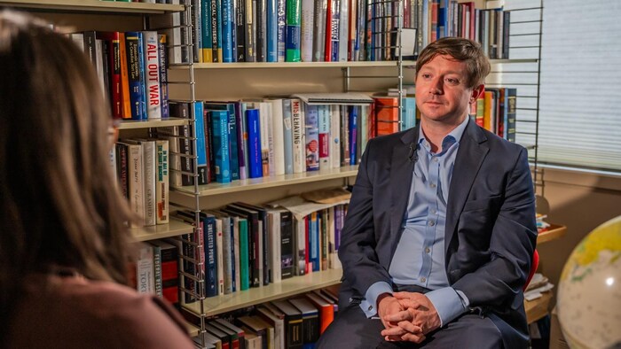 Le professeur titulaire de la Chaire de recherche en droit administratif et gouvernance de l'Université d’Ottawa, Paul Daly, en entrevue.