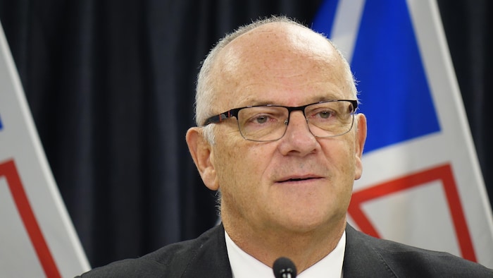 Le ministre de l’Éducation et du Développement de la petite enfance de Terre-Neuve-et-Labrador, Paul Dinn, participe à une conférence de presse à Saint-Jean le 9 décembre 2025.