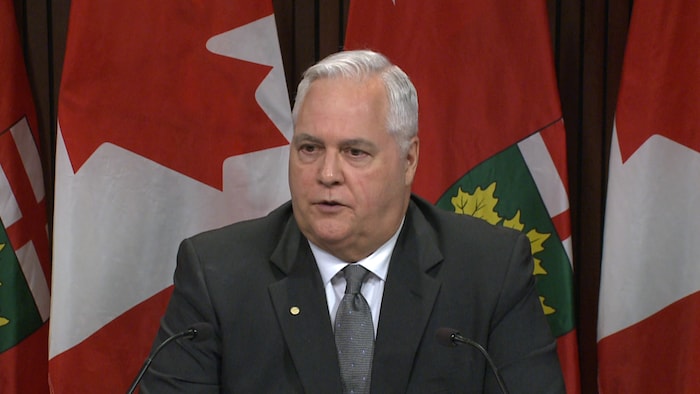 Paul Dubé en point de presse.