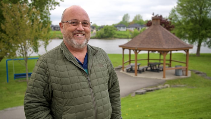 Paul Groulx, conseiller municipal de Casselman, dans un parc.